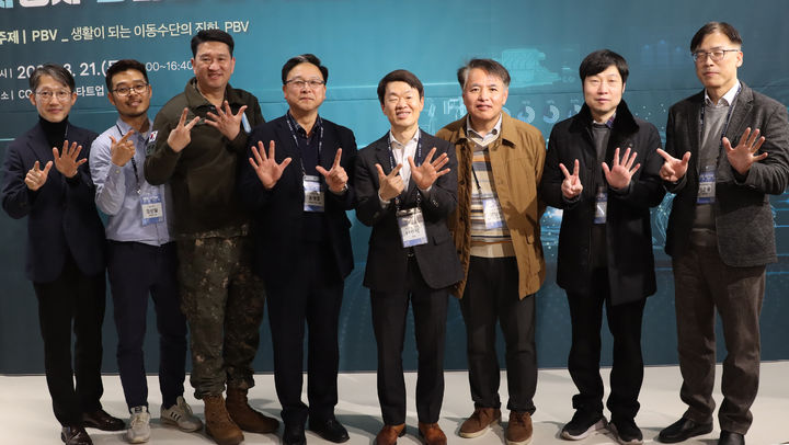 [사진=뉴시스] 지난 21일 서울 강남구 코엑스 스타트업 브랜치에서 열린 한국자동차연구원이 개최한 '자산어보' 행사에 참가한 나승식 한자연 원장(왼쪽 다섯째) 등 참가자가 기념촬영을 하고 있다. (사진=한자연 제공) 2024.03.22 photo@newsis.com *재판매 및 DB 금지