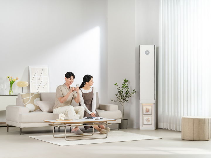 [서울=뉴시스]LG전자가 차별화된 인공지능(AI) 기술로 바람의 방향과 세기, 온도까지 컨트롤해 차원이 다른 쾌적함을 선사하는 LG 휘센 뷰 에어컨을 22일 출시했다. 신제품은 제품 하단을 「뷰케이스」로 교체하고 피규어나 책, 액자 등을 진열해 인테리어에 활용할 수 있다. 사진은 제품 하단 뷰케이스에 액자를 진열한 모습. (사진=LG전자 제공) photo@newsis.com *재판매 및 DB 금지