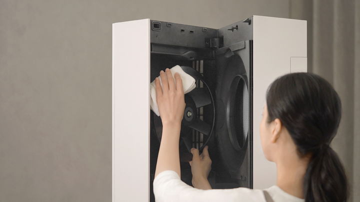 [서울=뉴시스]LG전자가 차별화된 인공지능(AI) 기술로 바람의 방향과 세기, 온도까지 컨트롤해 차원이 다른 쾌적함을 선사하는 LG 휘센 뷰 에어컨을 22일 출시했다. 신제품은 제품 상단을 쉽게 열어 직접 에어컨 내부까지 깨끗하게 관리하는 「클린뷰」 구조가 특징이다. 사진은 내부를 관리하는 모습. (사진=LG전자 제공) photo@newsis.com *재판매 및 DB 금지