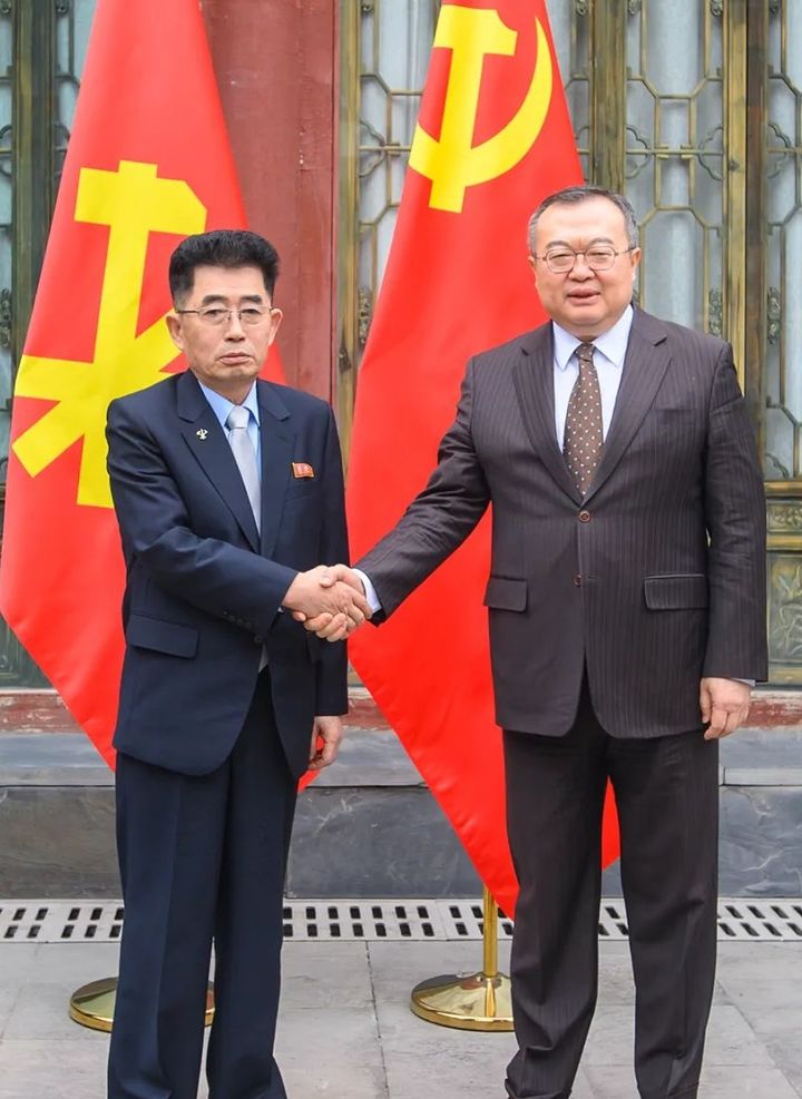 [서울=뉴시스] 차기 외교부장으로 유력한 류젠차오 공산당 대외연락부장(오른쪽) 이 21일 베이징에서 김성남 북한 국제부장과 만나 기념촬영을 하고 있다. (사진= 중국 대외연락부 웨이보 캡처) 2024.03.23.