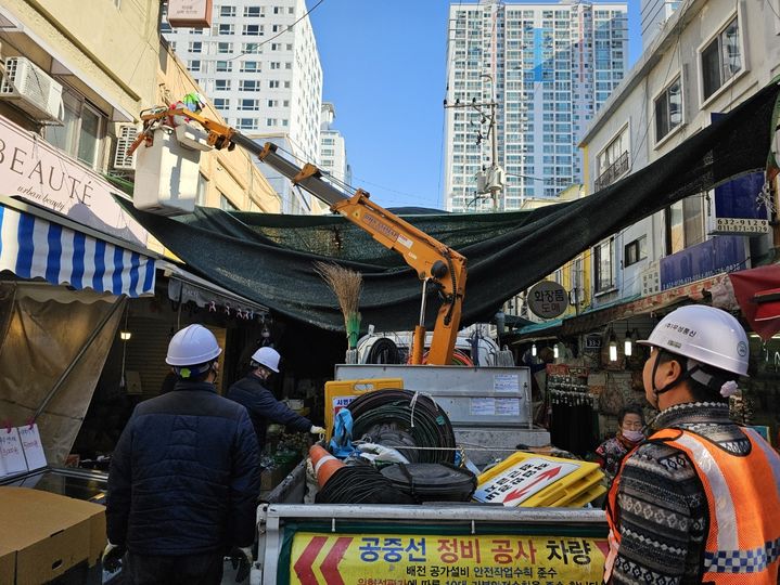 [부산=뉴시스] 부산진구는 범천동 중앙시장 내 통신선에 묶여 설치되어 있는 차양막을 철거했다고 22일 밝혔다. (사진=부산진구 제공) 2024.03.22. photo@newsis.com *재판매 및 DB 금지