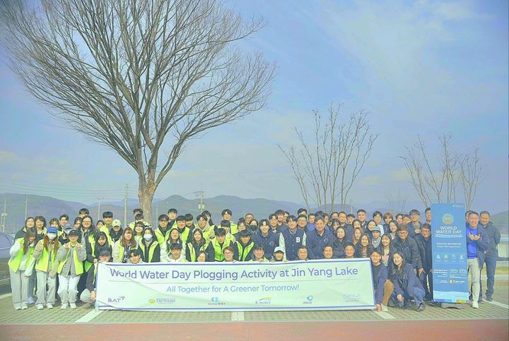 BAT 사천공장 임직원들이 세계 물의 날을 기념해 경상남도 진주시 대평리 일대에서 자연 정화 플로깅 캠페인을 진행했다.(사진=BAT 제공) *재판매 및 DB 금지