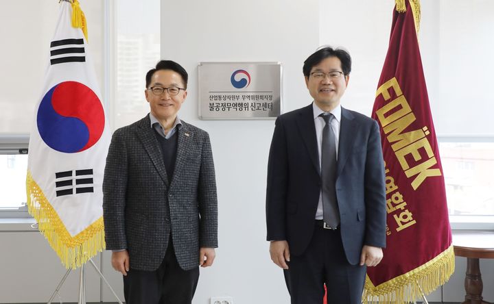 [서울=뉴시스] 이호준 한국중견기업연합회 상근부회장(왼쪽부터)과 천영길 산업통상자원부 무역위원회 상임위원이 기념 사진을 촬영하고 있다. (사진=한국중견기업연합회 제공) 2024.03.22. photo@newsis.com *재판매 및 DB 금지