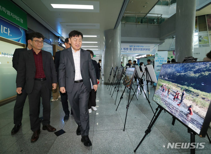 [전주=뉴시스] 22일 전북도청 로비에서 열린 2024 년 세계 물의 날 기념행사에 김관영 전북지사가 도 청사 1층 로비에 마련된 물환경 사진전을 둘러보고 있다. 2024.03.22 (사진= 전북자치도 제공) *재판매 및 DB 금지