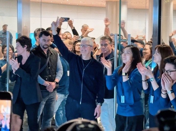 [서울=뉴시스] 21일 중국 상하이에서 애플스토어 징안점 개장식이 열리는 가운데 팀 쿡 최고경영자(CEO)가 인파를 향해 손을 흔들고 있다. <사진출처: 중국 웨이보> 2024.03.22 