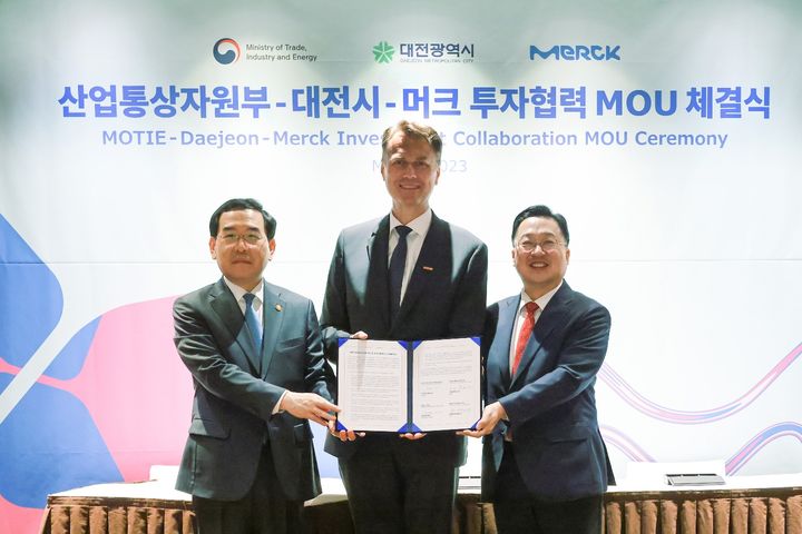 [대전=뉴시스]대전시와 머크사가 작년 5월 투자협약 MOU를 체결하고 있다. (사진=대전시 제공) 2024. 03. 22  *재판매 및 DB 금지