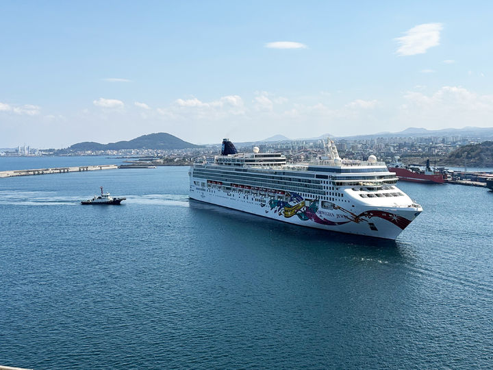 [제주=뉴시스] 제주지방해양경찰청이 22일 오전 제주항 해상에서 관제사 국제 크루즈선 승선 체험 훈련을 전개하고 있다. (사진=제주지방해양경찰청 제공) 2024.03.22. photo@newsis.com *재판매 및 DB 금지