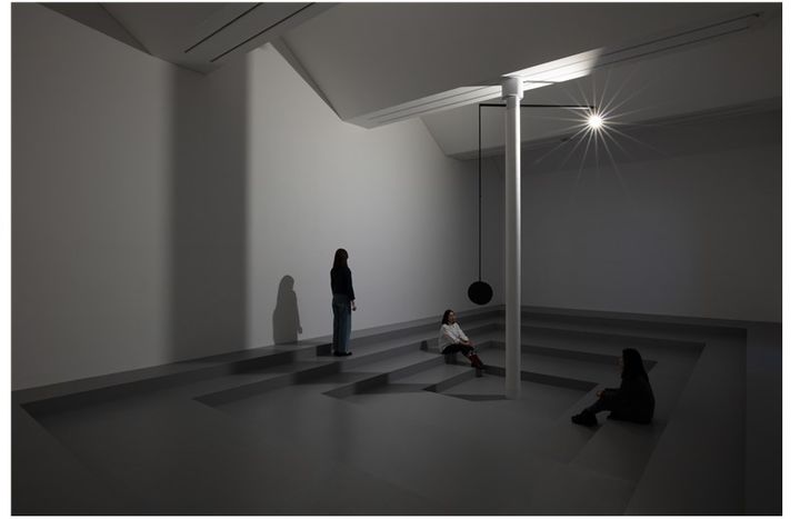 최은빈, <Stand in->, 2024, 2채널사운드, 모터, 초지향성 스피커, 진동스피커, 가변설치. 작가 최은빈(b.1993)은 개인의 경험, 기억, 감정과 같이 가공되지 않은 무형의 가치들을 영상, 설치, 사운드 등 여러 매체를 통해 공간에 재구성한다. 그의 작업은 일기, 독백, 대화와 같은 기록, 또는 일상에서 마주하는 파편화된 찰나적 순간의 잔상에서 파생된다. 작가는 자신이 상상한 이러한 가치들의 본질적 형태를 빛, 진동 등의 비물질적 요소로 변환하고, 이는 관람객의 물리적 개입으로써 기하학적 공간 속에서 유기적으로 작동하고 순환한다. *재판매 및 DB 금지