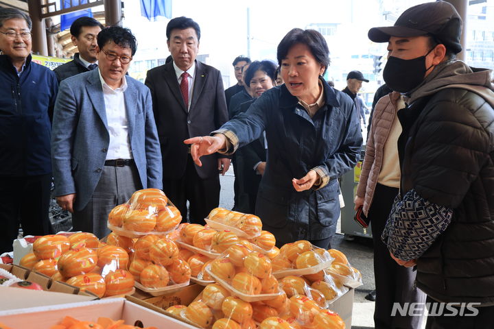 [세종=뉴시스]송미령 농림축산식품부 장관이 22일 충북 청주시 소재 육거리종합시장을 방문해 전통시장 농축산물 수급 동향 및 농축산물 할인지원 사업 추진 현황을 점검하고 전통시장 상인들의 애로사항을 청취했다. (사진=농림축산식품부 제공)