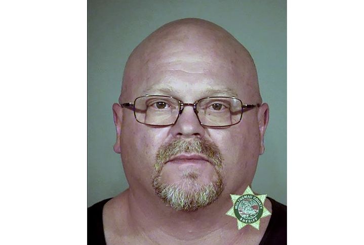 [서울=뉴시스] 미국 오리건주에서 40여 년 발생한 장기 미제 살인 사건의 범인이 지난 15일(현지시각) 유죄 판결을 받았다고 뉴욕타임스(NYT)가 19일 보도했다. 사진은 범인 로버트 아서 플림튼(60). (사진=소셜미디어 갈무리) 2024.03.22. *재판매 및 DB 금지