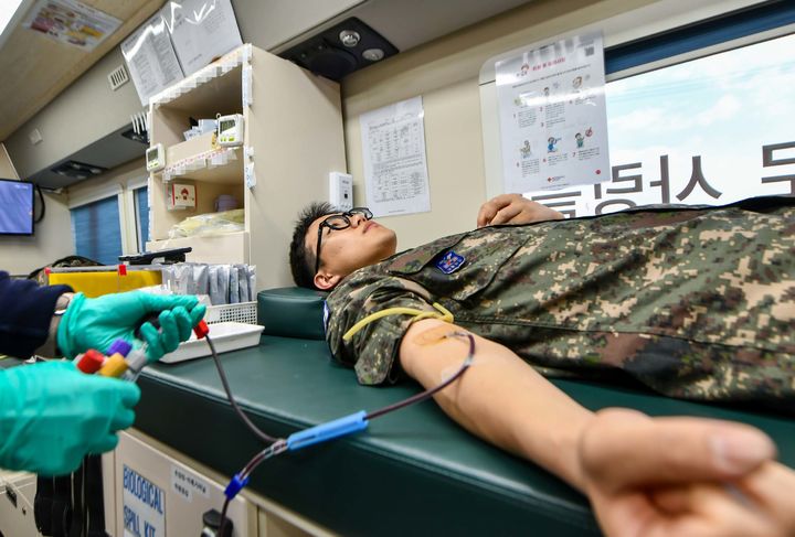 [대구=뉴시스] 공군 제11전투비행단은 사랑의 헌혈 행사를 실시했다. (사진=공군 제11전투비행단 제공) 2024.03.22. photo@newsis.com *재판매 및 DB 금지