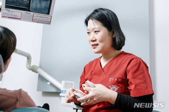 [서울=뉴시스]3월24일은 '3개월에 한 번씩 잇몸(2)을 사(4)랑하자'는 의미에서 대한치주과학회가 지정한 '잇몸의 날'이다. 급격한 인구 고령화로 구강 노쇠가 증가하고 있다. 씹기가 어렵거나, 음식을 잘 흘리거나, 말이 어눌하거나 입 안이 건조하면 구강 노쇠를 의심해 볼 필요가 있다. (사진= 강동경희대병원 제공) 2024.03.22. photo@newsis.com.