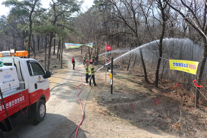 [대구=뉴시스] 대구서부소방서는 서구청과 함께 서구 와룡산 계성고등학교 인근 등산로에서 도시형 산불 대응전술 훈련을 했다. (사진=대구서부소방서 제공) 2024.03.22. photo@newsis.com *재판매 및 DB 금지