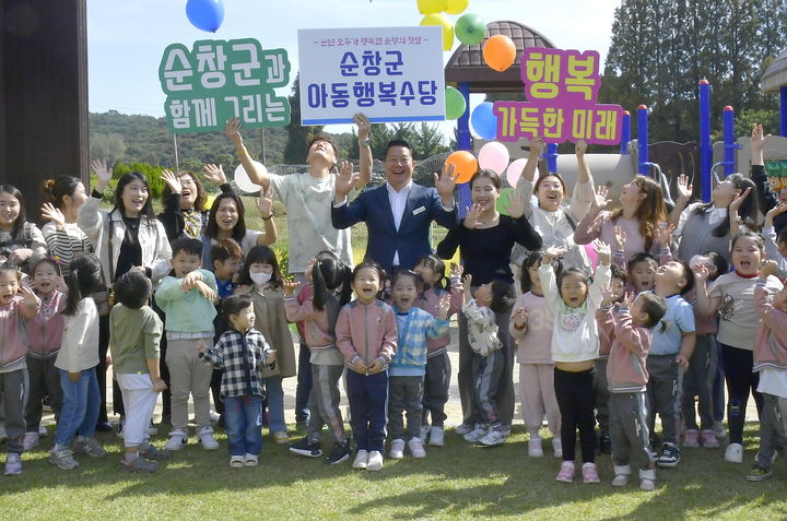 순창군이 민선 8기 최영일 군수 취임 후 선도적이면서도 공격적인 인구늘리기 정책을 내놓고 있다. 지역 인구늘리기를 최대 목표로 삼아 각종 정책을 개발·시행 중인 최영일 군수(뒷줄 가운데)가 지역 어린이들과 어울려 사진을 찍고 있다. *재판매 및 DB 금지