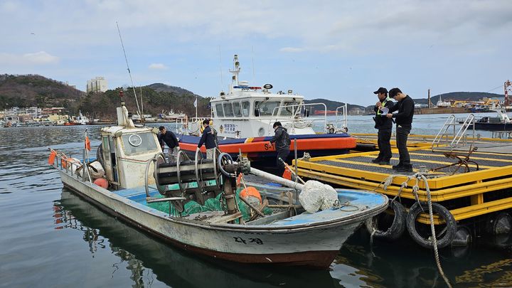 [부산=뉴시스] 22일 부산 사하구 다대포항에 정박 중인 어선 (사진=부산해양경찰서 제공) 2024.03.22. photo@newsis.com *재판매 및 DB 금지