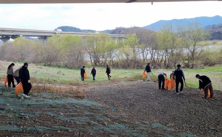 [대구=뉴시스]대구시가 22일 오후 동구 금호강 안심습지에서 하천 정화활동을 펼치고 있다(사진=대구시 제공) 2024.03.22 photo@newsis.com *재판매 및 DB 금지