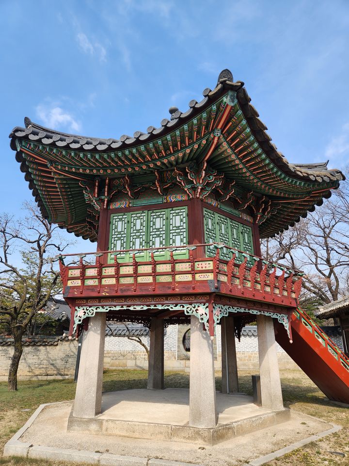 [서울=뉴시스] 이승주 수습기자 = 22일 오전 서울 종로구 창덕궁 낙선재 상량정. 28일까지 평소 입장이 제한되던 낙선재 뒤뜰 후원 일대를 둘러보는 '봄을 품은 낙선재' 프로그램을 운영한다. 2024.03.22. heyjude@newsis.com *재판매 및 DB 금지