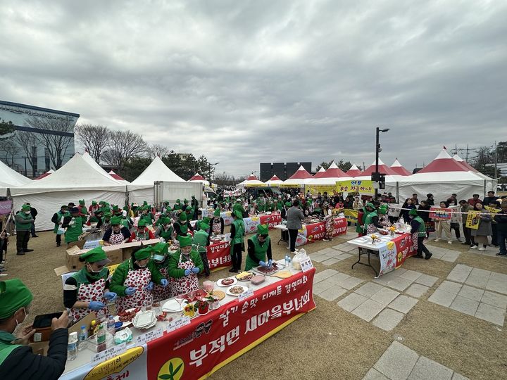 [논산=뉴시스]22일 논산딸기축제장에서 딸기손맛디저트 경연대회가 열리고 있다. 2024. 03. 22 *재판매 및 DB 금지