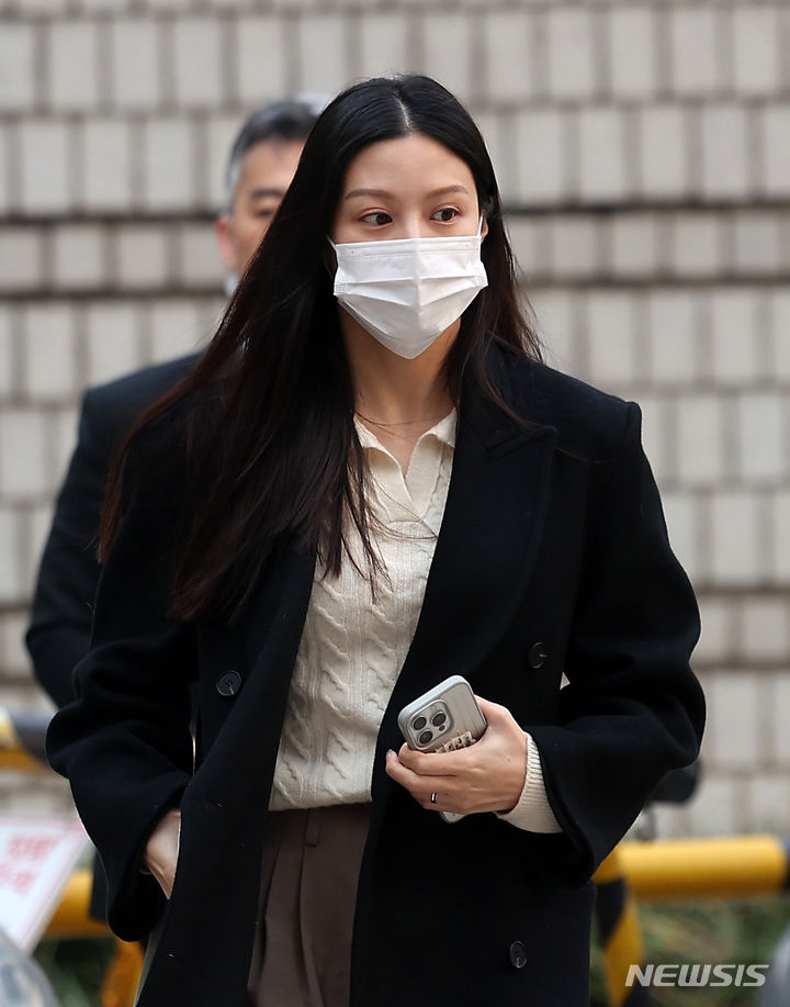 [서울=뉴시스] 김명년 기자 = 입시 비리 혐의로 기소된 조국 조국혁신당 대표의 딸 조민이 22일 오전 서울 서초구 중앙지방법원에서 열린 1심 선고공판에 출석하고 있다. 2024.03.22. kmn@newsis.com
