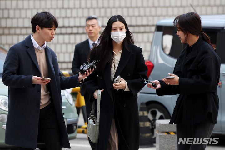 [서울=뉴시스] 김명년 기자 = 입시 비리 혐의로 기소된 조국 조국혁신당 대표의 딸 조민이 22일 오전 서울 서초구 중앙지방법원에서 열린 1심 선고공판에 출석하고 있다. 2024.03.22. kmn@newsis.com