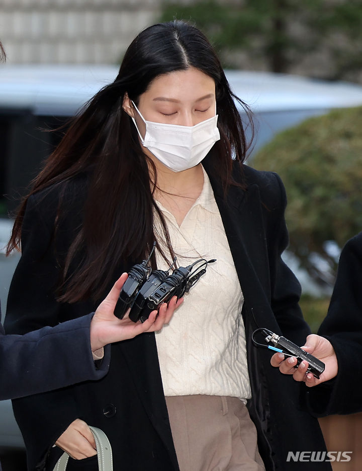 [서울=뉴시스] 김명년 기자 = 입시 비리 혐의로 기소된 조국 조국혁신당 대표의 딸 조민이 22일 오전 서울 서초구 중앙지방법원에서 열린 1심 선고공판에 출석하고 있다. 2024.03.22. kmn@newsis.com
