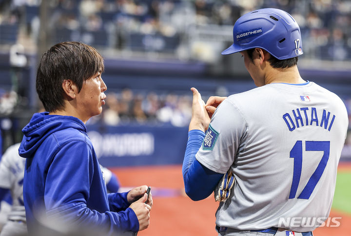 [서울=뉴시스] 정병혁 기자 = 20일 오후 서울 고척스카이돔에서 미국프로야구(MLB) 공식 개막전 LA다저스 대 샌디에이고 파드리스 1차전 경기에서 LA다저스 오타니 쇼헤이와 통역사 미즈하라 잇페이가 대화를 나누고 있다. 2024.03.22.jhope@newsis.com