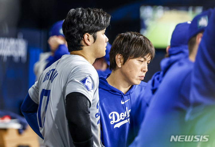 [서울=뉴시스] 정병혁 기자 = 20일 오후 서울 고척스카이돔에서 미국프로야구(MLB) 공식 개막전 LA다저스 대 샌디에이고 파드리스 1차전 경기에서 LA다저스 오타니 쇼헤이와 통역사 미즈하라 잇페이가 경기를 지켜보고 있다. 2024.03.22.jhope@newsis.com