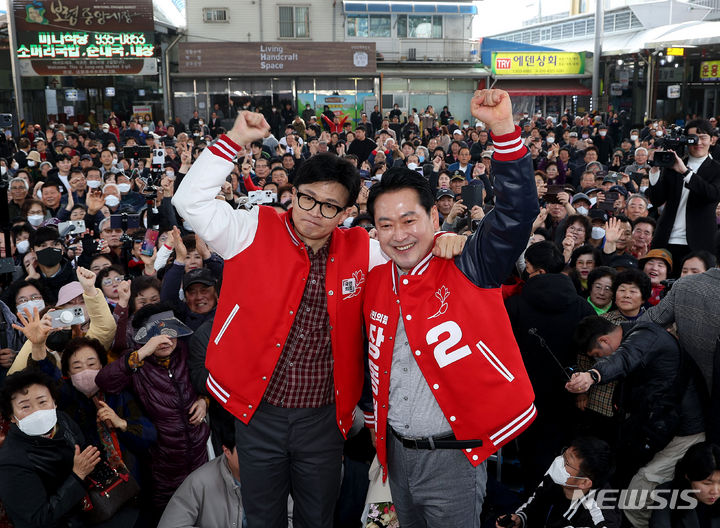 [보령=뉴시스] 조성봉 기자= 한동훈 국민의힘 비상대책위원장이 22일 오전 충남 보령 중앙시장에서 장동혁 후보와 함께 시민들에게 인사하고 있다. (공동취재)2024.03.22. photo@newsis.com