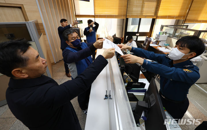 [서울=뉴시스] 황준선 기자 = 경찰청 소형드론 개발 자문단과 한왕기 전국경찰직장협의회 부위원장이 22일 서울 서대문구 경찰청 앞에서 연구개발을 위해 임대받은 드론 장비를 문제삼아 부정청탁 및 금품등 수수의 금지에 관한 법률(김영란 법) 위반으로 자문단원들을 입건한 경찰청을 규탄하는 기자회견을 열고 고발장을 제출하고 있고 있다. 2024.03.22. hwang@newsis.com