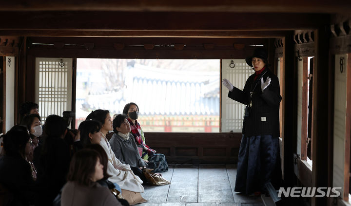 [서울=뉴시스] 김선웅 기자 = 22일 서울 중구 덕수궁 석어당에서 관람객들이 내부를 관람하며 전문 해설사의 설명을 듣고 있다. 문화재청 궁능유적본부 덕수궁관리소는 봄을 맞아 오늘부터 28일까지 매일 2회(오전 10시, 오후 3시 30분) 덕수궁의 주요 5개 전각(중화전, 함녕전, 석어당, 즉조당, 준명당) 내부를 관람하며 살구꽃을 감상할 수 있는 특별해설 프로그램을 운영한다. 2024.03.22. mangusta@newsis.com