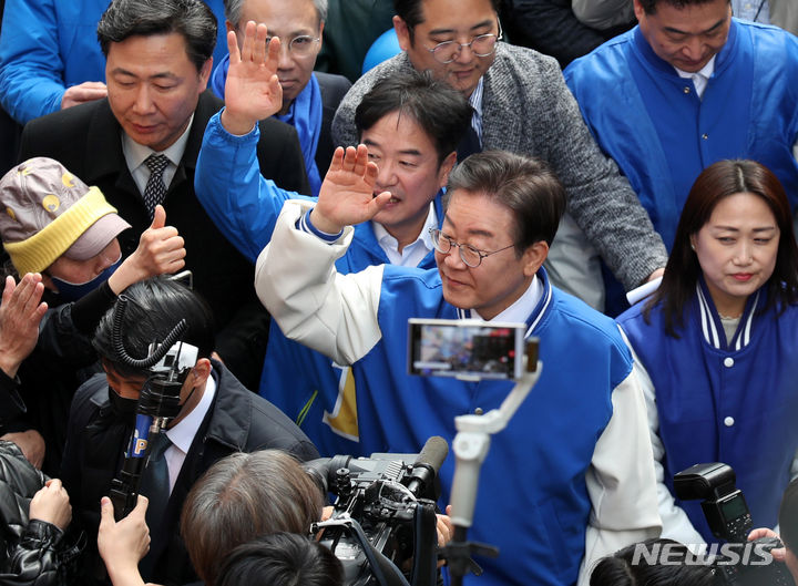 [서산=뉴시스] 추상철 기자 = 이재명 더불어민주당 대표가 22일 오전 충남 서산시 동부시장을 방문해 시민들에게 인사하고 있다. (공동취재) 2024.03.22. photo@newsis.com