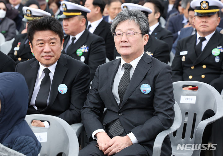 [평택=뉴시스] 조수정 기자 = 유의동 국민의힘 정책위의장과 유승민 전 의원이 22일 평택 해군2함대 기지에서 열린 서해수호의날 기념식에 앞서 자리에 앉아 있다. (대통령실통신사진기자단) 2024.03.22. chocrystal@newsis.com