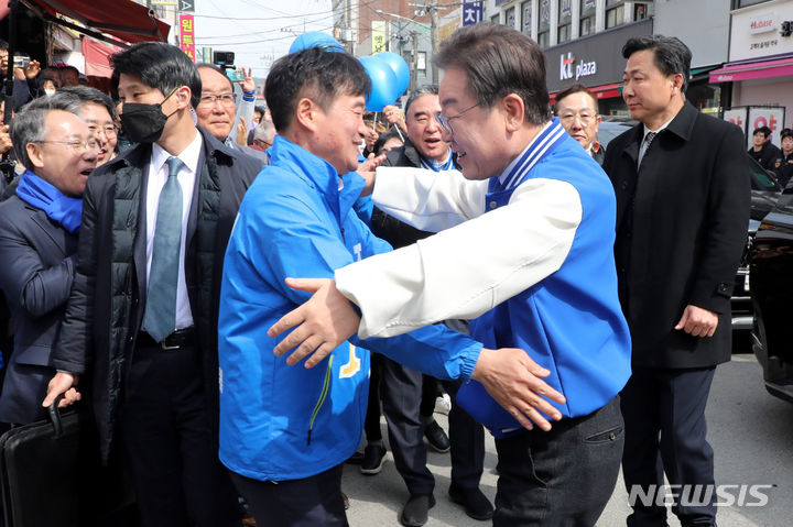 [서산=뉴시스] 추상철 기자 = 이재명 더불어민주당 대표가 지난 22일 오전 충남 서산시 동부시장을 방문해 조한기 제22대 총선 서산태안 후보와 포옹하고 있다. (공동취재) 2024.03.22. photo@newsis.com