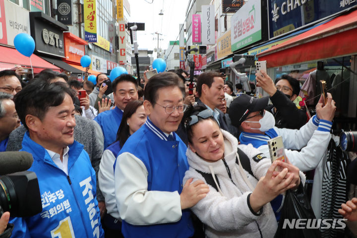 서산=뉴시스] 추상철 기자 = 이재명 더불어민주당 대표가 22일 오전 충남 서산시 동부시장을 방문해 외국인과 기념촬영을 하고 있다. (공동취재) 2024.03.22. photo@newsis.com