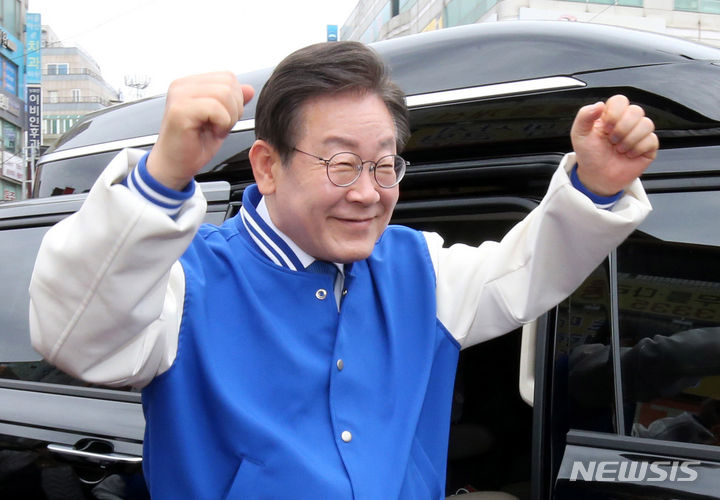 [당진=뉴시스] 추상철 기자 = 이재명 더불어민주당 대표가 22일 오전 충남 당진시 당진시장을 방문해 시민들에게 인사하고 있다. (공동취재) 2024.03.22. photo@newsis.com