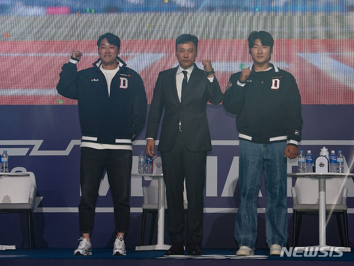 [서울=뉴시스] 김명년 기자 = 22일 오후 서울 중구 롯데호텔에서 열린 2024 KBO 미디어데이에 참가한 두산 이승엽(가운데) 감독, 양석환, 곽빈이 기념 촬영을 하고 있다. 2024.03.22. kmn@newsis.com