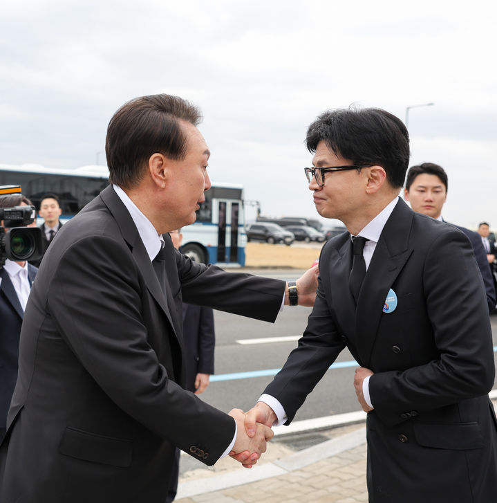 [평택=뉴시스] 윤석열 대통령이 22일 경기도 평택 소재 해군 제2함대사령부에서 거행된 제9회 서해수호의날 기념식을 마친 뒤 한동훈 국민의힘 비상대책위원장과 악수하고 있다.(사진=대통령실 제공) 2024.03.22. photo@newsis.com *재판매 및 DB 금지