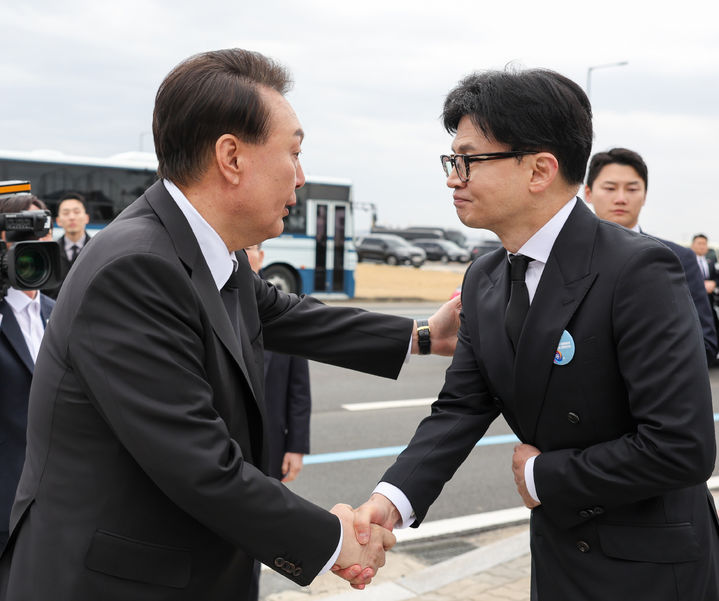 [평택=뉴시스] 윤석열 대통령이 22일 경기도 평택 소재 해군 제2함대사령부에서 거행된 제9회 서해수호의날 기념식을 마친 뒤 한동훈 국민의힘 비상대책위원장과 악수하고 있다.(사진=대통령실 제공) 2024.03.22. photo@newsis.com *재판매 및 DB 금지