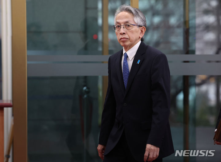 [서울=뉴시스] 김명원 기자 = 일본 왜곡 교과서 검정통과와 관련해 아이보시고이치 주한일본대사가 22일 서울 종로구 외교부에 조치되어 들어서고 있다. 정부는 이날 내년부터 사용될 일본의 새 중학교 교과서에 일제강점기 가해 역사를 흐리는 방향으로 기술된 데 대해 유감을 표하고 시정을 촉구했다. 이번에 검정을 통과한 사회과 교과서 18종에는 모두 일본의 독도 영유권 주장이 반영됐으며, '독도는 일본의 고유 영토'라고 표현하거나 '한국의 불법 점거'라고 기술돼 있다. 2024.03.22. kmx1105@newsis.com