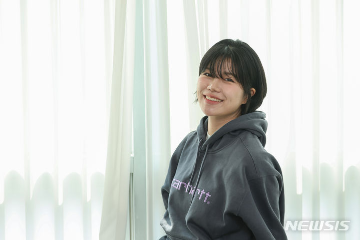 [서울=뉴시스] 권창회 기자 = 유튜버 댝생이 지난 20일 오후 서울 모처에서 뉴시스와 인터뷰 전 포즈를 취하고 있다. 2024.03.22. kch0523@newsis.com