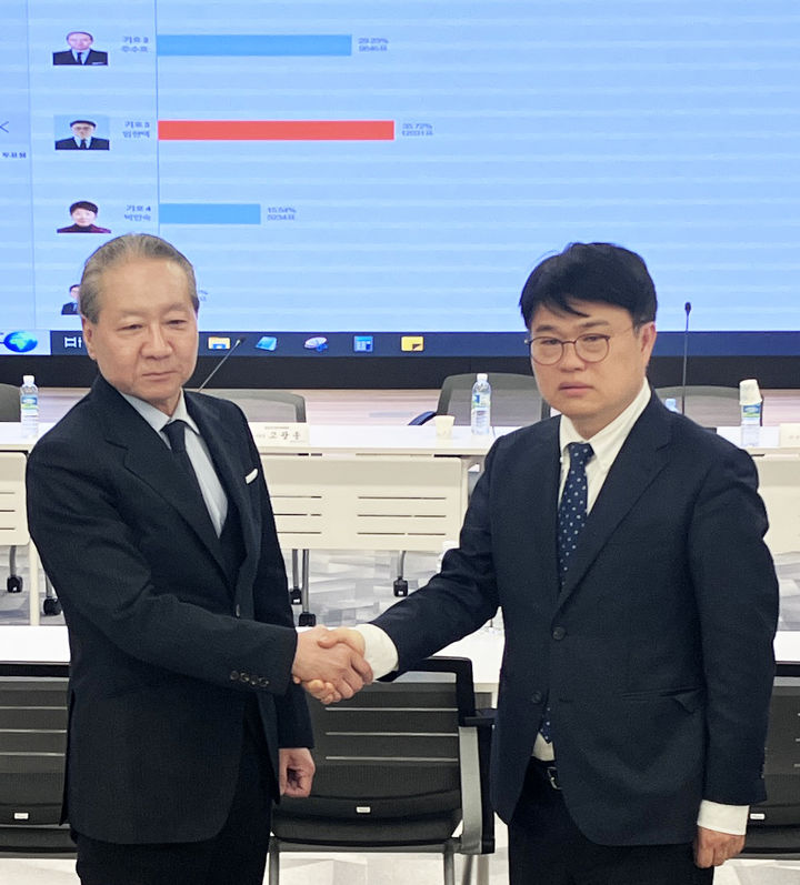 [서울=뉴시스] 김근수 기자 = 주수호 대한의사협회장 후보자와 임현택 후보가 지난 22일 서울 용산구 대한의사협회에서 열린 제42대 대한의사협회 회장 1차 투표 결과를 마치고 악수를 나누고 있다. (사진 = 대한의사협회 제공) 2024.03.22. photo@newsis.com *재판매 및 DB 금지