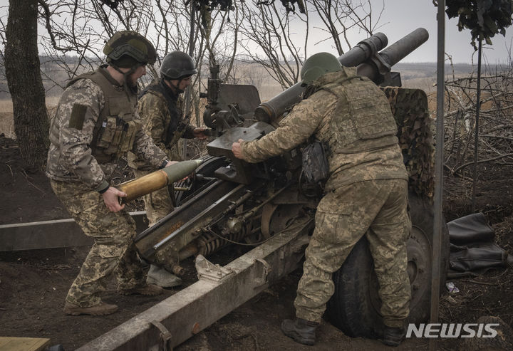 [아우디우카=AP/뉴시스]우크라이나가 체코와 무기를 공동 생산하기로 16일(현지시각) 결정했다. 사진은 지난 3월20일(현지시각) 우크라이나 동부 도네츠크 아우디우카 인근 지역에서 우크라이나군 예거 연대 병사가이 러시아군 진진를 향해 M101 곡사포를 발사하는 모습. 2024.07.17.