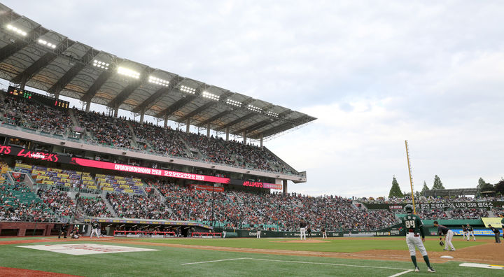 [서울=뉴시스] 인천 SSG 랜더스-롯데 자이언츠전 매진. (사진 = SSG 랜더스 제공) *재판매 및 DB 금지