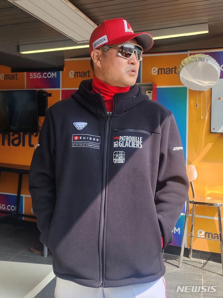 [인천=뉴시스] 김희준 기자 = 이숭용 SSG 랜더스 감독이 23일 인천 SSG랜더스필드에서 벌어진 롯데 자이언츠와의 2024시즌 개막전을 앞두고 취재진과 이야기를 나누고 있다. 2024.03.23jinxijun@newsis.com