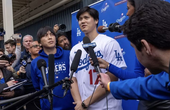MLB 스타 오타니 쇼헤이(30·LA 다저스)의 통역사 미즈하라 잇페이(40)가 도박 빚을 갚기 위해 오타니의 돈을 빼돌렸다는 의혹을 받고 구단에서 해고된 가운데 오타니 또한 사안에 따라 '출전 정지' 등 처분을 받을 수 있다는 주장이 제기됐다.(사진=LA 타임스 캡처) *재판매 및 DB 금지