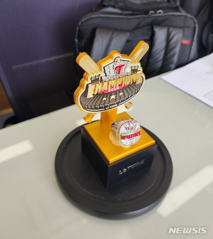 [서울=뉴시스]김주희 기자=LG 트윈스가 23일 잠실 구장에서 열리는 한화 이글스와 경기를 앞두고 우승 반지 전달식을 가졌다. 2024.03.23.