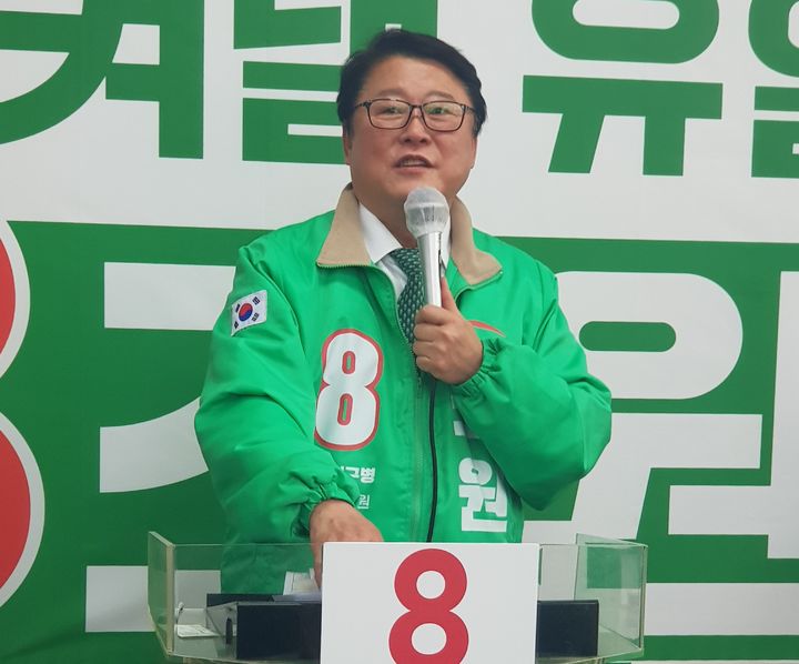 [대구=뉴시스] 정창오 기자=대구 달서구병에 출마한 우리공화당 조원진 대표가 23일 오후 대구 달서구 감삼동 선거사무소 개소식을 열고 총선 필승을 다짐하고 있다. 2024.03.23 jco@newsis.com