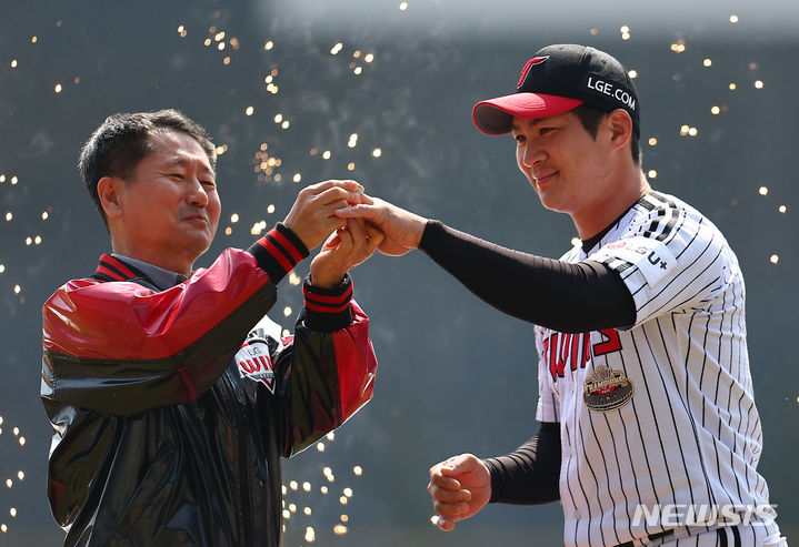 [서울=뉴시스] 김근수 기자 = 23일 서울 송파구 잠실야구장에서 열린 2024 신한은행 SOL KBO리그 LG트윈스 대 한화이글스의 개막전 경기 시작 전 LG트윈스 김인석 LG스포츠 사장이 LG 트윈스 주장 오지환에게 우승반지를 전달하고 있다. 2024.03.23. ks@newsis.com