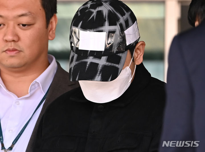 [수원=뉴시스] 배우 이선균 수사정보를 유출한 혐의로 체포된 인천경찰청 소속 경찰관 A씨가 지난 2024년 3월23일 구속 전 피의자 심문(영장실질심사)에 출석하기 위해 수원남부경찰서를 나오고 있다. (사진=뉴시스 DB). 2025.11.03. photo@newsis.com