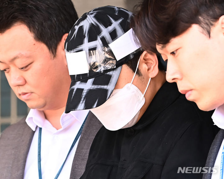 [수원=뉴시스] 배우 이선균의 수사정보를 유출한 혐의로 체포된 전 인천경찰청 소속 경찰관 A씨가 지난 2024년 3월23일 구속 전 피의자 심문(영장실질심사)에 출석하기 위해 경기 수원남부경찰서를 나오고 있다. (사진=뉴시스DB) photo@newsis.com